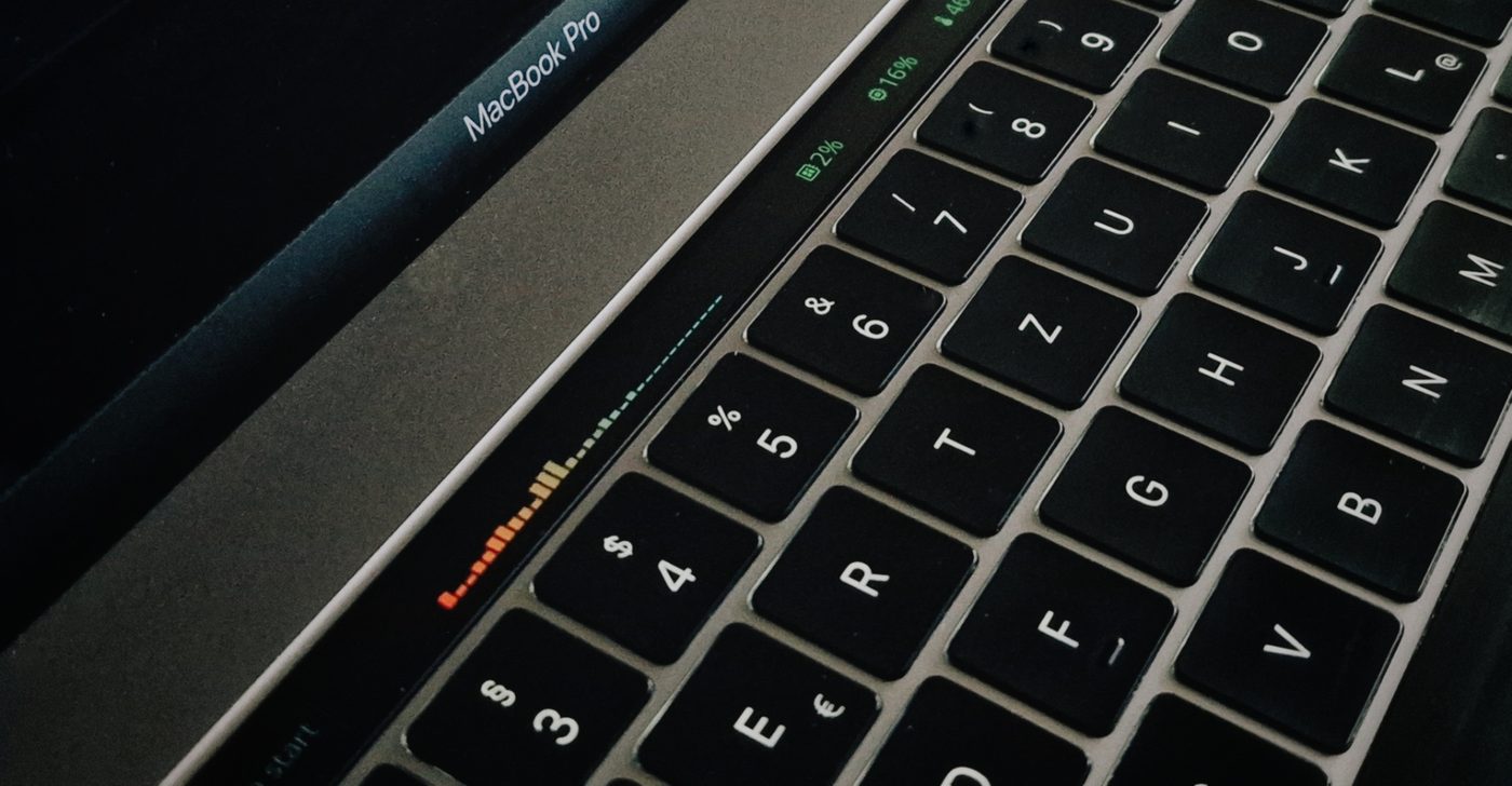 Touch Bar and keyboard of a MacBook Pro running KAIT2EN Fedora